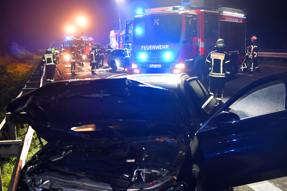 Unfall auf der A66 zwischen Wallau und Nordenstadt in der Nacht zum Mittwoch. Verkehrsunfall beim Fahrstreifenwechsel mit zwei Verletzten.