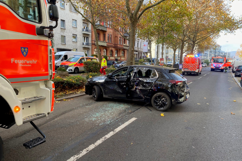 Am Mittwochnachmittag ist es in Wiesbaden zu einen Verkehrsunfall zwischen einem Feuerwehrfahrzeug und einem Personenwagen gekommen. Durch die Kollision geriet der Pkw quer zur Fahrbahn. Die Fahrerin musste von der Feuerwehr aus ihrem Fahrzeug befreit werden.