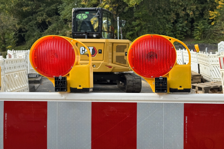 Vollsperrung der Straße Rathenauplatz in Wiesbaden-Biebrich für Tiefbauarbeiten.