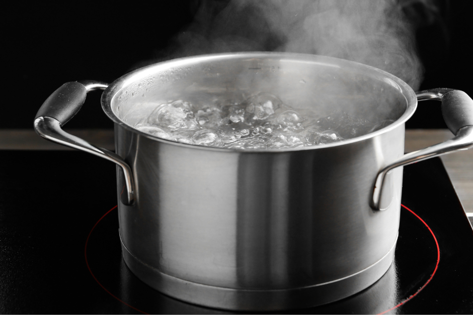 Nach der bakteriologischen Verunreinigung einer Netzmessstelle im Wiesbadener Trinkwassernetz gilt seit Freitag ein vorsorgliches Abkochgebot für das gesamte Stadtgebiet (ausgenommen Amöneburg, Kastel und Kostheim). Zwar besteht keine konkrete Gesundheitsgefahr, doch die Stadt und das Gesundheitsamt raten dringend dazu, Leitungswasser vor der Nutzung abzukochen.