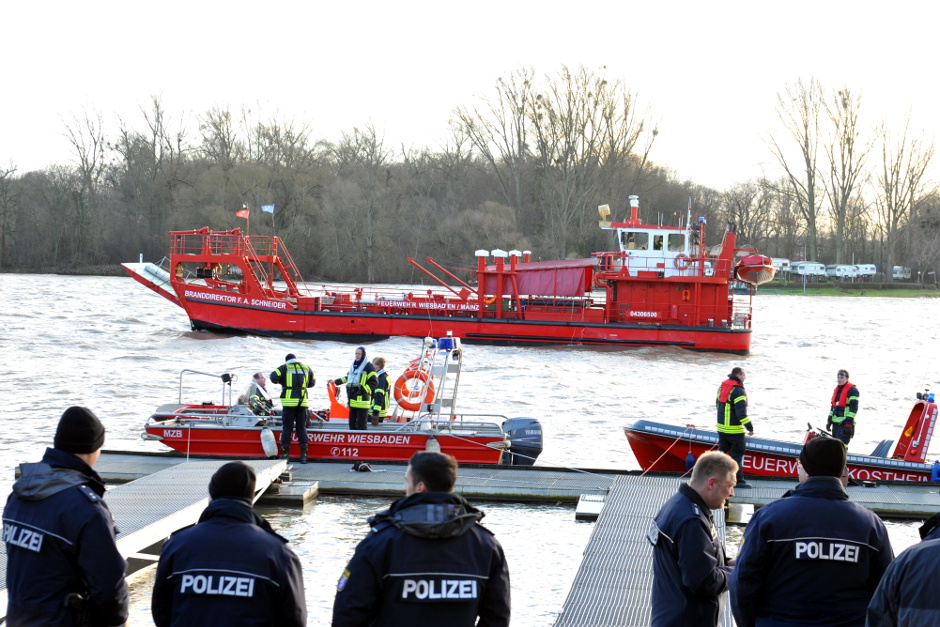 Tödlicher Fund im Hafenbecken von Wiesbaden-Schierstein am Samstagmorgen. Passanten entdecken leblosen Mann im Wasser. Polizei ermittelt. Passanten entdecken leblosen Mann im Wasser