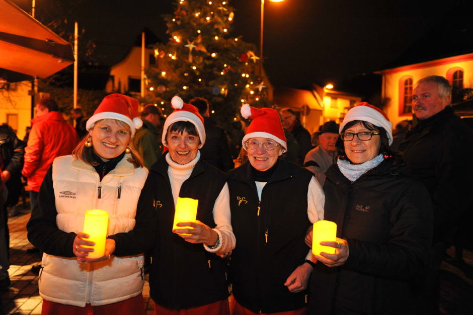 Lichterglanz und Weihnachtsstimmung in den Wiesbadener Stadtteilen am 1. Adventswochenende.