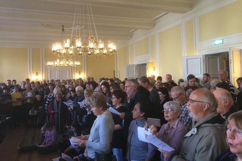 Auch in diesem Jahr lädt der Chor der Stadt Wiesbaden wieder zum traditionellen Weihnachtssingen im Festsaal des Wiesbadener Rathauses ein.