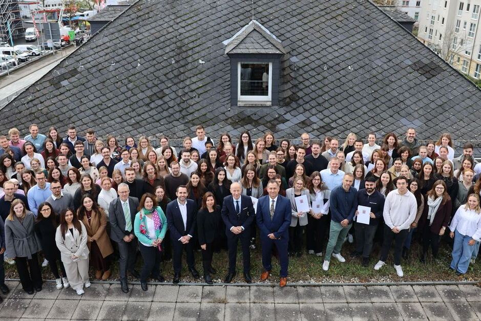Bildungsminister Schwarz vereidigt Nachwuchs-Lehrkräfte in Wiesbaden.