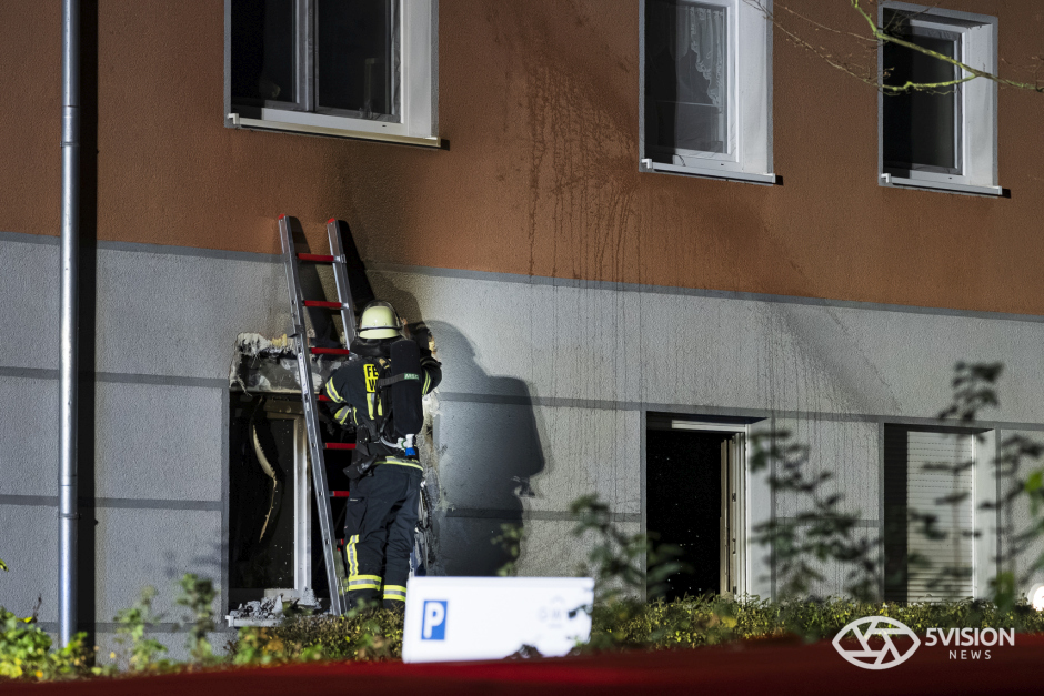 Am frühen Freitagmorgen, 14. November, wurde die Feuerwehr Wiesbaden-Biebrich zu einem Wohnungsbrand in der Breslauer Straße alarmiert. Bei Eintreffen der Einsatzkräfte schlugen bereits Flammen aus einem Fenster einer Wohnung im Hochparterre eines Mehrfamilienhauses. Ein Bewohner wurde über eine Rettungsleiter gerettet und mit schweren Verletzungen in ein Wiesbadener Krankenhaus gebracht.