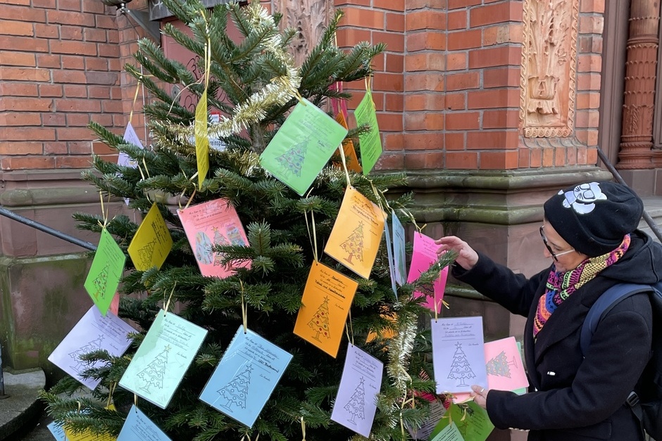 In Wiesbaden hat die Wunschbaum-Aktion für Kinder begonnen.