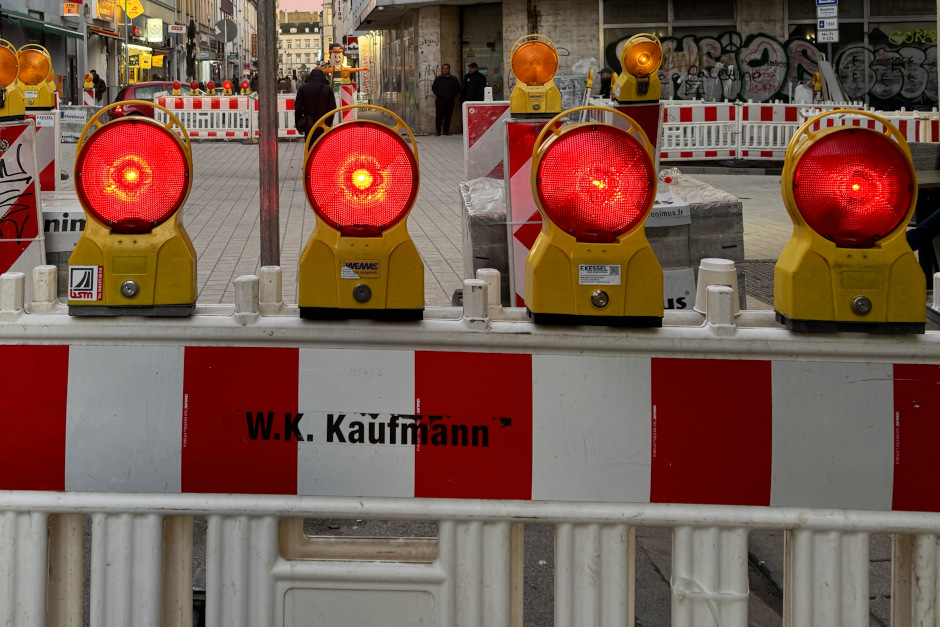 Vollsperrung auf Höhe der Wagemannstraße 19 in Wiesbaden wegen Bauarbeiten.