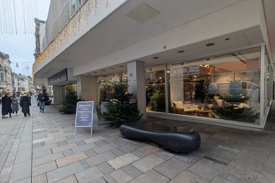 Der neue Adventsmarkt in der Wiesbadener Langgasse zeiht eine durchschnittliche Zwischenbilanz.