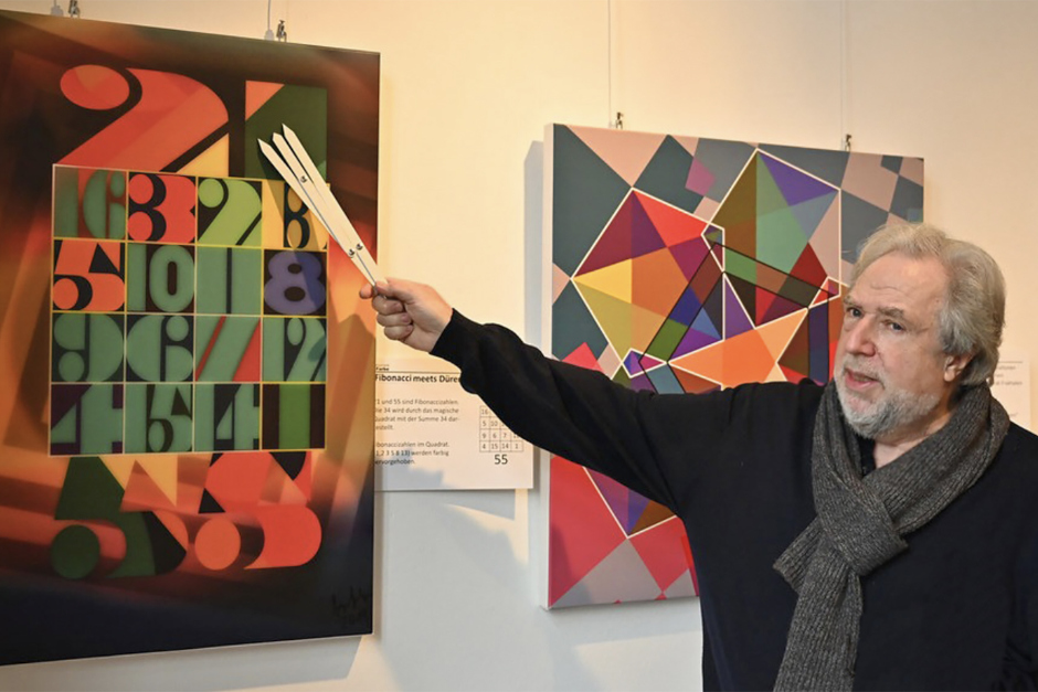 Dass Mathematik weit mehr sein kann als graue Theorie und komplizierte Rechenwege, beweist der Künstler Jürgen Felger ab Januar im Herzen der Stadt. In seiner Ausstellung „Mathematik in Farbe“ verschmelzen geometrische Präzision und künstlerische Intuition zu einer beeindruckenden visuellen Reise durch das Rathaus-Foyer.
