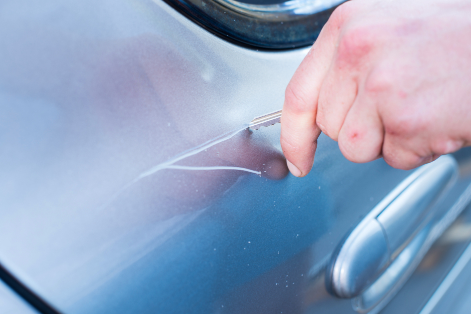 Unbekannte zerkratzen zwei Pkw in den Walkmühltalanlagen in Wiesbaden.