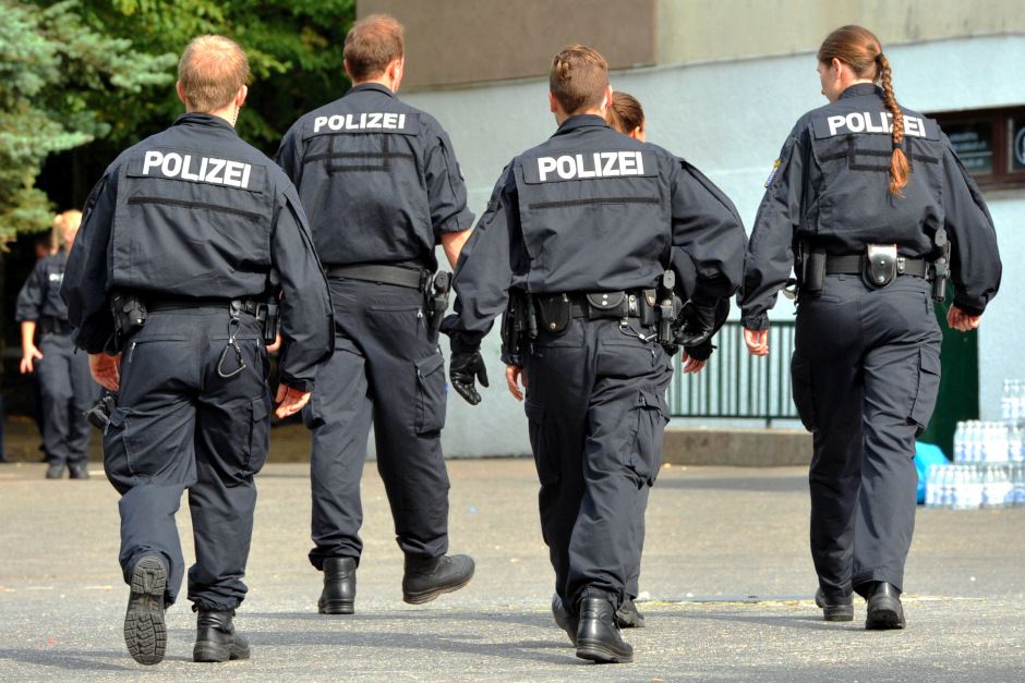 Hessenweiter Schlag gegen Sozialbetrug: 560 Kräfte durchsuchen 33 Wohnungen und Geschäfte – in Wiesbaden Westend Helenenstraße im Fokus, 55.000 Euro Bargeld sichergestellt.