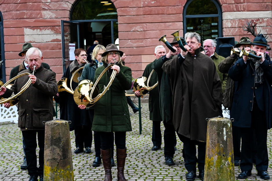Das Jagdschloss Platte lädt am 1. Januar 2026 zum traditionellen Neujahrskonzert mit Parforcehorncorps und Bläserkorps ein. Kostenfreie Schlossführungen sowie Jagdmusik bieten einen besonderen Jahresstart in einzigartiger Atmosphäre in Wiesbaden.