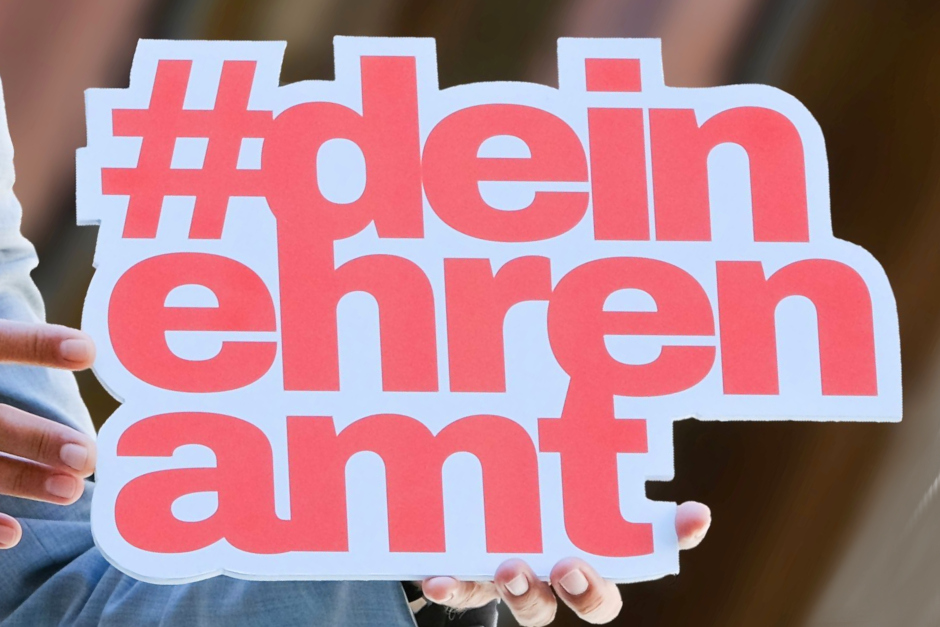 In Wiesbaden dankt Ministerpräsident Boris Rhein für Engagement der Bürger