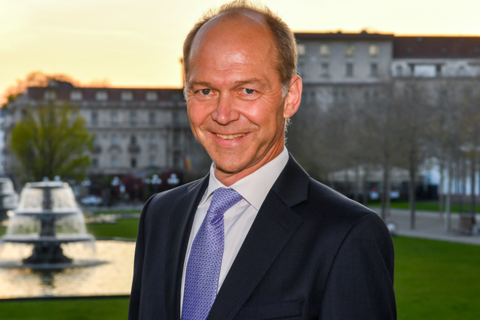 „Mit Zuversicht ins neue Jahr: Wiesbadens Stadtverordnetenvorsteher Dr. Gerhard Obermayr blickt auf Swiftie-Hype im Museum, Millionen für Schulen, Wohnquartiere, Debatten um Walhalla & Stadtmuseum sowie die Kommunalwahl 2026 – und ruft Wiesbaden zu demokratischer Beteiligung und Zusammenhalt auf.“