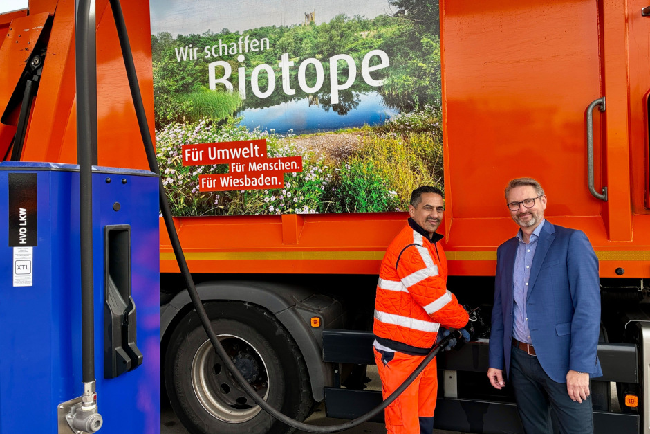 „Klimaschonender Müllwagen-Flotte in Wiesbaden: ELW tanken jetzt HVO100 – erneuerbaren Dieselkraftstoff aus Abfallölen. Rund 90% weniger CO₂, weniger Feinstaub, keine Fahrzeugumrüstung nötig – starke Brückenlösung auf dem Weg zum grünen Fuhrpark.“