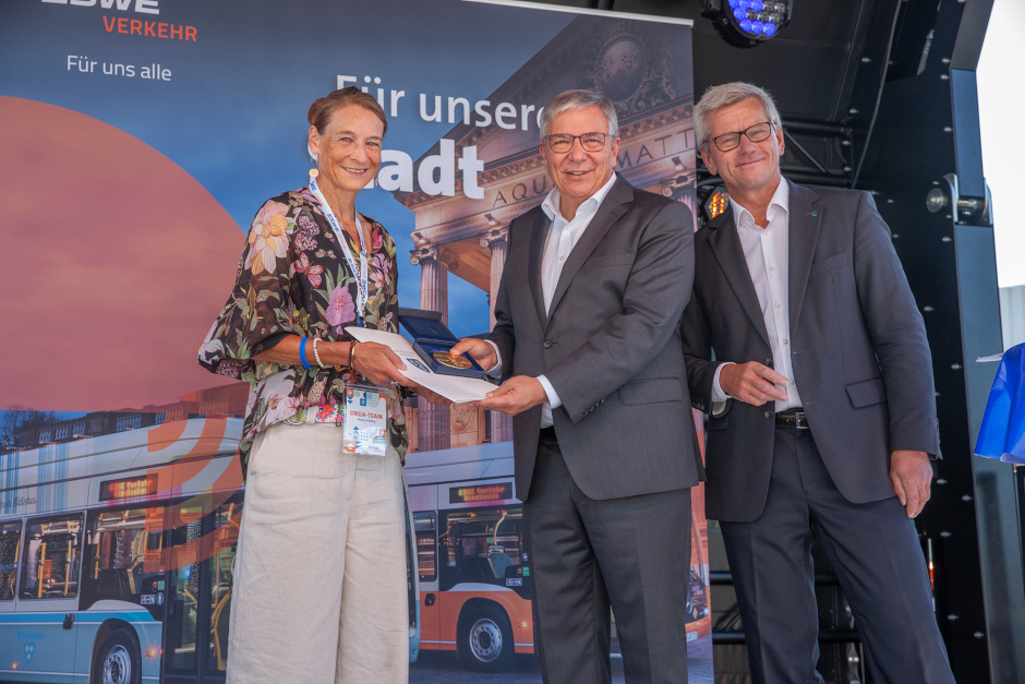 150 Jahre Mobilität: ESWE Verkehr feiert erfolgreiches Jubiläumsjahr in Wiesbaden ESWE Verkehr hat 2025 mit Museumsbus, Jubiläumsfest in der Gartenfeldstraße und Aktionen auf Winterstubb & Kranzplatzfest „150 Jahre Wiesbadener Verkehrsbetriebe“ begangen. Geschäftsführerin Marion Hebding zieht positive Bilanz.