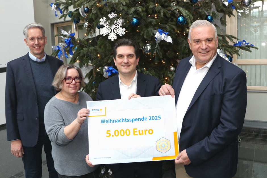 Bei der vorweihnachtlichen Scheckübergabe im ESWE-Atrium (v. l.): Dr. Oliver Malerius, Ruth Ewen, Dr. Hendrik Schmehl, Jörg Höhler.