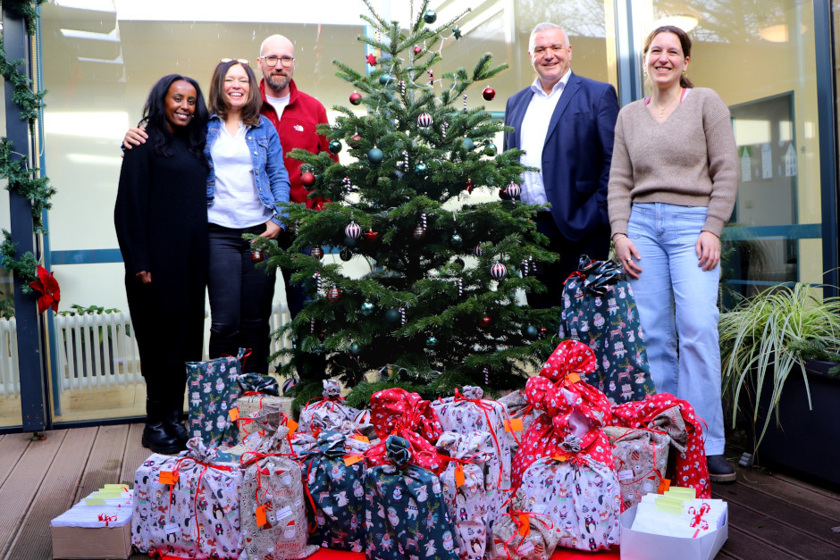 Freuen sich über viele bunte Geschenke für die Kinder und Jugendlichen der Caritas Jugendhilfe gGmbH (v. l.) Senait Kidane (Erziehungsleiterin), Claudia Eichenberg (Pädagogische Leiterin und Prokuristin), Peter Engelmann (Erziehungsleiter), Jörg Höhler (Vorstandsvorsitzender ESWE Versorgungs AG) und Miriam Hänel (Wiesbaden Crowd).