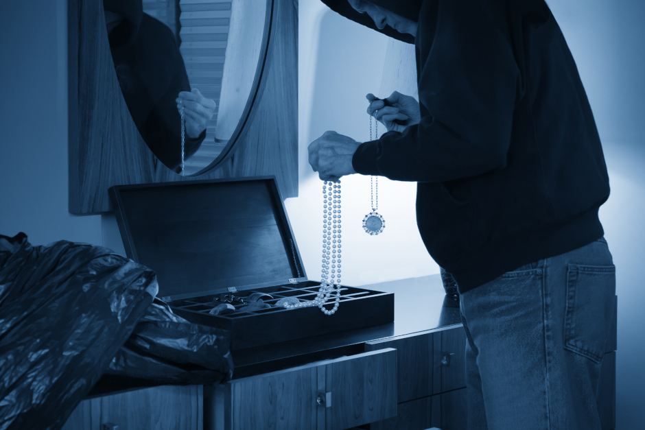 Einbruch in Mehrfamilienhaus am Weihnachtstag - Heiligabend - in Wiesbaden.