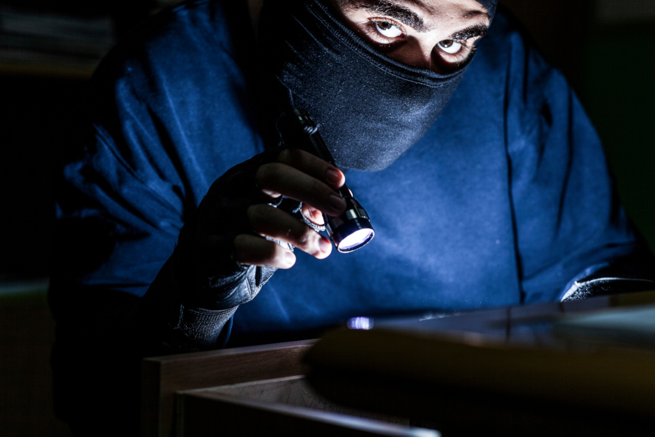 Einbruchsserie in Wiesbaden: Vier Objekte in 48 Stunden heimgesucht – Schmuck und Bargeld gestohlen.