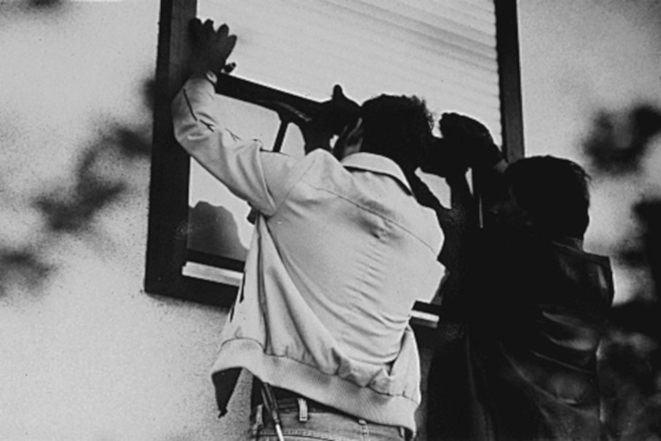 Unbekannte verschafften sich Zutritt in zwei Wohnungen in Wiesbaden.