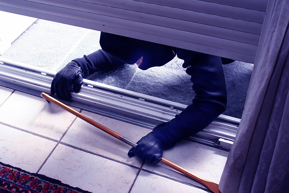 Wohnungseinbrecher erbeuten hochwertige Schmuckstücke am Donnerstagabend in Wiesbaden.