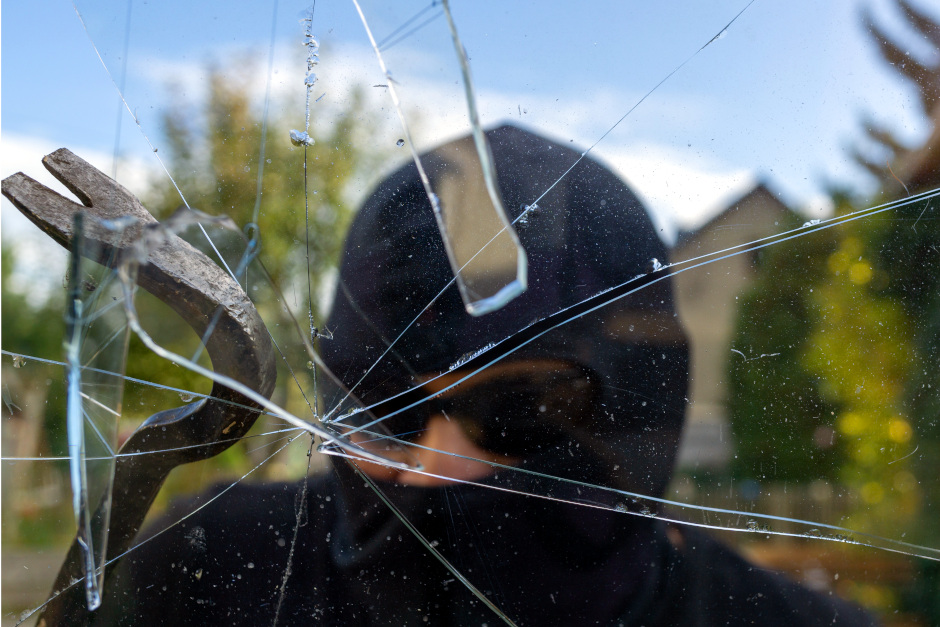 Einbruch über Balkon. Glasscheibe eingeschlagen über das Wochenende in Wiesbaden.