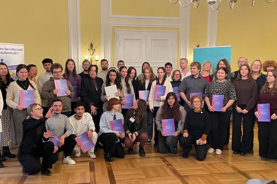 Wiesbadens Sozialdezernentin Dr. Patricia Becher überreicht Europässe