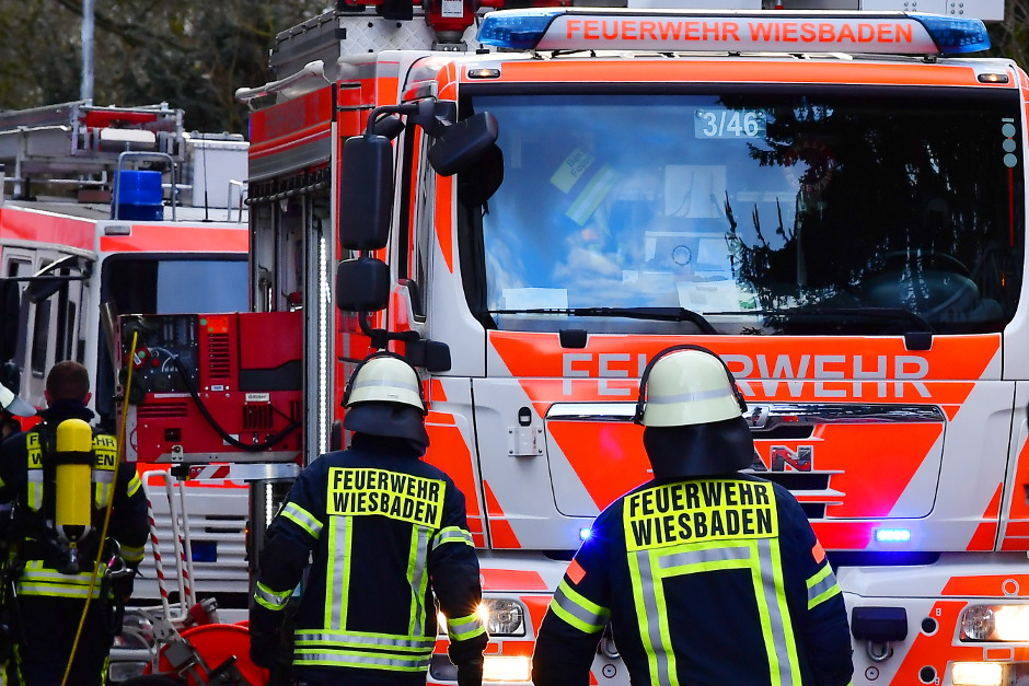 Alarm in Wiesbaden-Biebrich am Mittwochnachmittag. Goetheschule evakuiert – Feuerwehr findet Benzin in der Kanalisation.