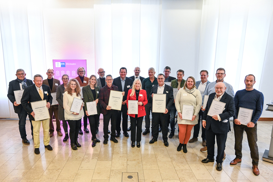 Wiesbadens IHK-Präsident Jörg Brömer ehrt langjährig erfolgreiche Unternehmen