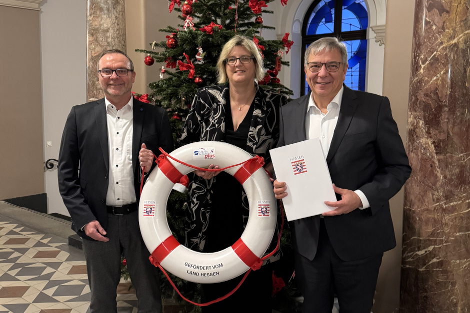 Das Land Hessen unterstützt die Sanierung des Freibads Maaraue im Wiesbadener Stadtteil Kostheim mit 1 Million Euro. Die Fördermittel stammen aus dem Landesprogramm SWIMplus und sollen vor allem der Erneuerung des verschlissenen Beckenumgangs dienen.​