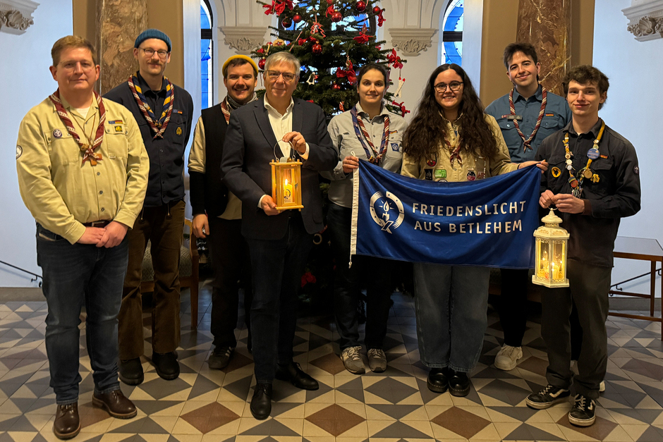 Wiesbadens Oberbürgermeister Mende hat im Rathaus das Friedenslicht von Pfadfindergruppen entgegengenommen.