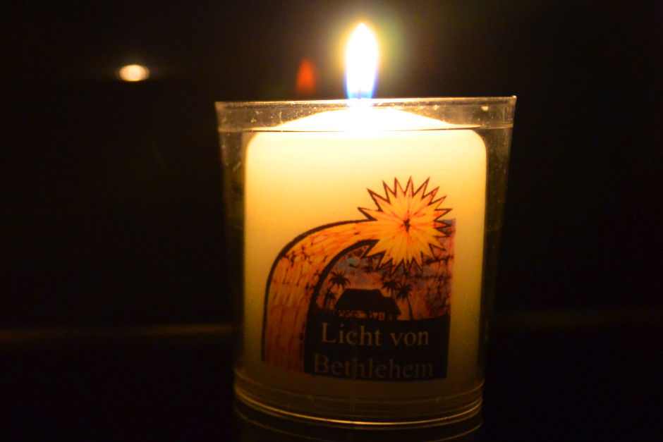 „Ein Funke Mut“: Friedenslicht aus Bethlehem leuchtet in der Wiesbadener St. Bonifatius Kirche.
