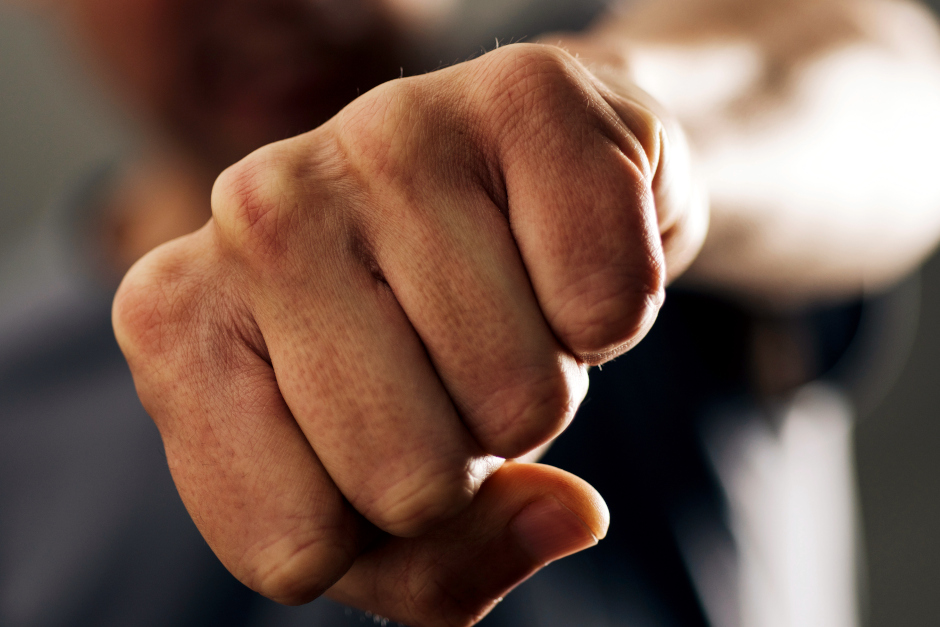 Schockierende Szenen spielten sich am frühen Sonntagmorgen im Herzen von Wiesbaden ab. Eine verbale Auseinandersetzung in einer Bar am belebten Römerberg gipfelte in einer brutalen körperlichen Gewalt, bei der ein Glaskrug als Waffe eingesetzt wurde. Bei der Schlägerei, die sich gegen 01:15 Uhr ereignete, wurden mindestens vier Personen leicht verletzt. Die sofort eingeleitete Fahndung der Polizei Wiesbaden führte zur Festnahme eines der Haupttäter.