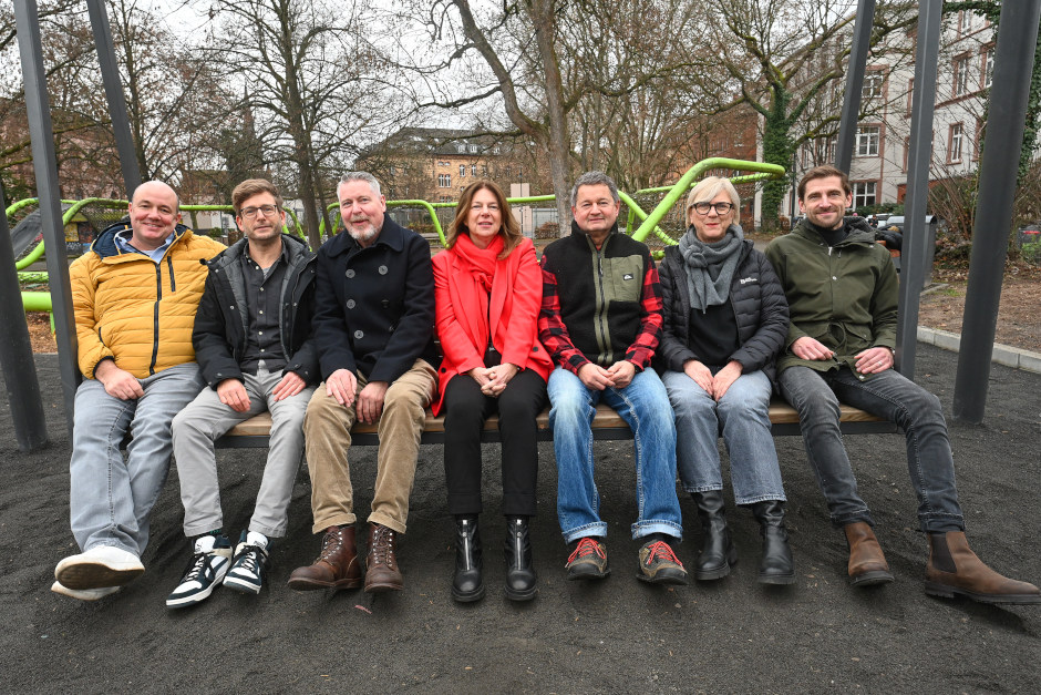 Eine neue XXL-Hollywoodschaukel macht den Schulberg in Wiesbaden noch attraktiver: Auf dem zentralen Spielplatz ist ein Stadtmöbel mit Panorama-Blick auf Marktkirche und Innenstadt entstanden – als neues Highlight im Historischen Fünfeck.