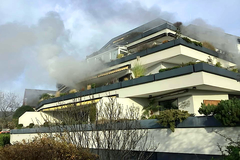 Küchenbrand am Dienstagnachmittag im Wiesbadener Stadtteil Kastel. Großaufgebot der Feuerwehr löschte Flammen in dem Gebäude.