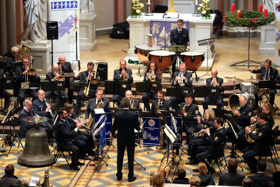 Adventskonzert der Gesellschaft Bürger und Polizei verzaubert die Marktkirche﻿. Festliche Stimmung in Wiesbaden: Landespolizeiorchester Hessen und Sopranistin Juyoung Kang gestalten ein besonderes Benefizkonzert am 19. Dezember.