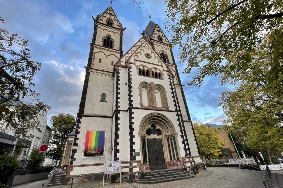 Die Jugendkirche KANA feiert Jubiläum mit einem adventlichen Glitzermarkt rund um die Wiesbadener Kirche Maria Hilf ein.
