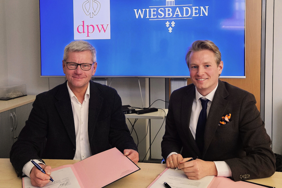 Wiesbaden sichert Millionen-Einnahmen: Neuer Werbevertrag bringt modernere Bushaltestellen und weniger Plakatwände