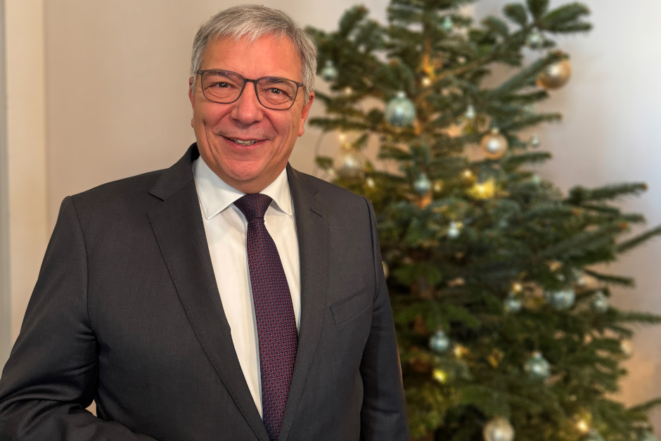 Wiesbadens Oberbürgermeister Gert-Uwe Mende blickt in seinem Weihnachtsgruß auf ein bewegtes Jahr 2025 zurück – geprägt von globalen Krisen, lokalen Herausforderungen und vielen Zeichen des Zusammenhalts in der Landeshauptstadt. Im Mittelpunkt seines Statements stehen soziale Gerechtigkeit, Demokratie, Miteinander und der Ausbau der „sozialen Stadt“.