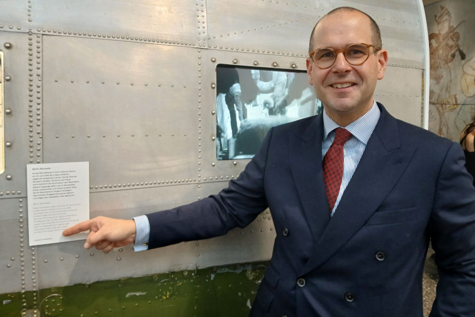 Das Stadtarchiv Wiesbaden präsentiert eine herausragende Archivalie in der überarbeiteten Dauerausstellung des Hauses der Geschichte der Bundesrepublik Deutschland. Die Neueröffnung am 8. Dezember durch Kulturstaatsminister Wolfram Weimer markiert einen Höhepunkt: Wiesbadens Beitrag unterstreicht die Rolle lokaler Archive in der nationalen Erinnerungskultur.