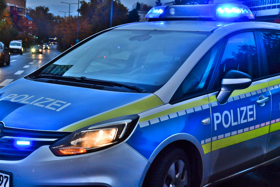 Ein 47-Jähriger hat am Freitagabend zwei 12-jährige Jungen an der Bushaltestelle „Zeilstraße“ in Wiesbadener -Schierstein mit einem Holzstock bedroht und beleidigt. Dank präziser Personenbeschreibung konnte der Polizeibekannte kurz darauf festgenommen werden.