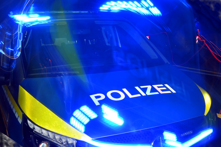 Ein lebensgefährlicher Steinwurf hat am Donnerstagabend fast zu einem schweren Unglück auf der A66 bei Wiesbaden geführt: Ein faustgroßer Stein durchschlug die Frontscheibe eines BMW, landete im Schoß des Beifahrers – nur durch Glück blieb niemand verletzt.