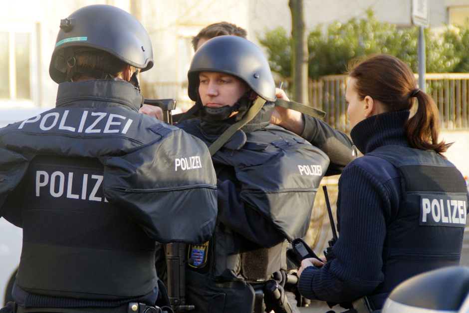 Am Montagfindet in Wiesbaden eine großangelegte Übung von Polizei und Justiz statt. In der Justizvollzugsanstalt Wiesbaden in der Holzstraße proben Einsatzkräfte den Ernstfall einer Geiselnahme. Sichtbare Polizeipräsenz, bewaffnete Kräfte und Sperrungen sollen Bürgerinnen und Bürger jedoch nicht verunsichern – es handelt sich um eine geplante Trainingsmaßnahme.