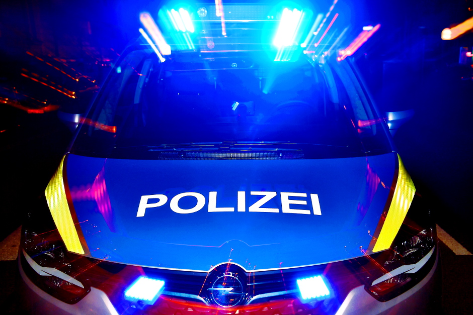 Ein 55-jähriger Mann ist am Montagabend in einem Einkaufszentrum in der Äppelallee in Wiesbaden-Biebrich Opfer eines geschickten Trickdiebstahls geworden. Die Polizei sucht Zeugen und warnt vor Ablenkungsmanövern im Gedränge.