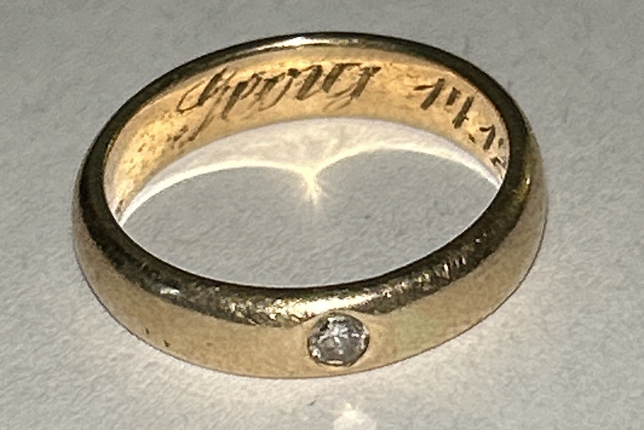 Polizei Wiesbaden sucht Eigentümerin von graviertem Goldring. Enigmatischer Fund bei Durchsuchung: Goldring mit Gravur „Georg 14.12.12“ könnte aus Straftat stammen – Fotos veröffentlicht.