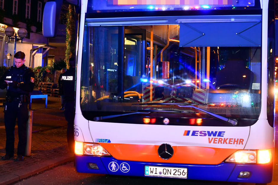 Gefährlicher Eingriff in den Straßenverkehr in Wiesbaden: Am Dienstagabend attackierten Unbekannte einen Linienbus der ESWE Verkehr mit einem Stein. Der Busfahrer wurde verletzt, die Täter sind flüchtig. Die Polizei bittet um Zeugenhinweise.