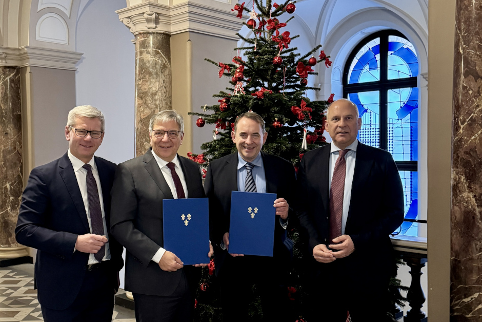 Innenminister Poseck, Finanzminister Lorz, Oberbürgermeister Mende und Baudezernent Kowol (v.r.n.l.) begrüßen den Besitzerwechsel der Grundstücke am Petersweg.