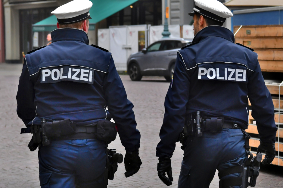 Eskalation in Wiesbaden: Hochaggressiver Mann greift am Montagnachmittag Polizisten in der Bleichstraße an.