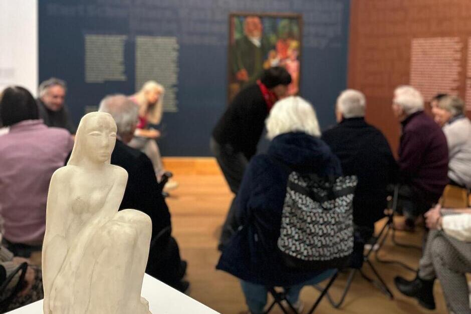 Für Menschen mit Demenz und Angehörige bietet das Museum Wiesbaden das Angebot Blickfang an.